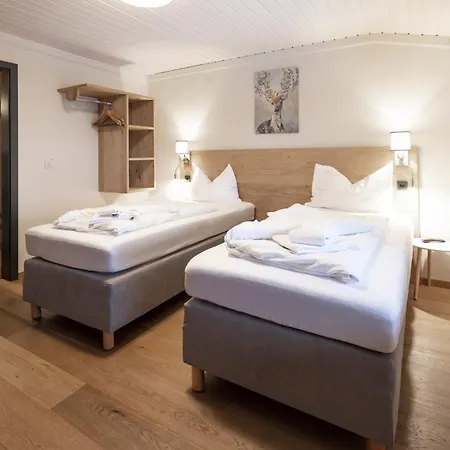 ホテル Pinzgauerhof - Inclusive Evening Dinner 3*