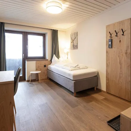 Hotel Pinzgauerhof By Skinetworks